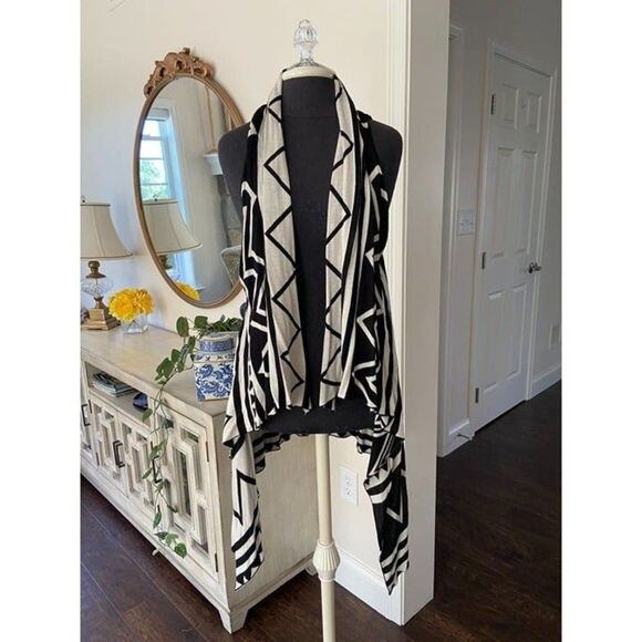 Black and white Aztec sweater vest (small) - Picture 1 of 4